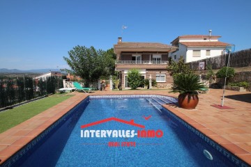 House 6 Bedrooms in La Sagrera