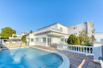 House 4 Bedrooms in Muga - Gran Reserva - Badia