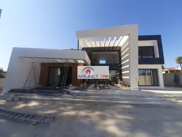 House 4 Bedrooms in Centro