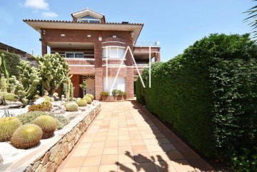 House 5 Bedrooms in Premià de Dalt