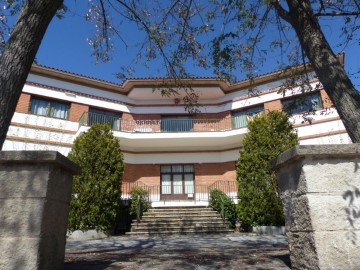 Edificio en Santa Susana