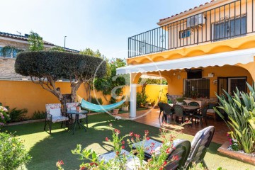 House 4 Bedrooms in Loriguilla