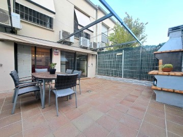 House 5 Bedrooms in Abrera