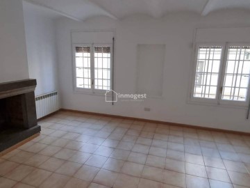 House 5 Bedrooms in Barri Vell