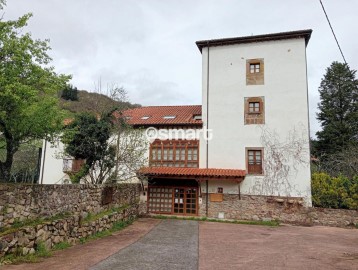 Edificio en Tuña