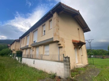 Edificio en Santa María de Cayón