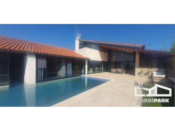 House 4 Bedrooms in Les Martines