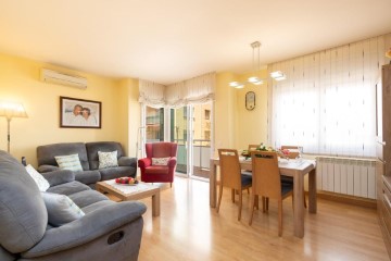 Apartment 4 Bedrooms in Zona Esportiva - Sant Pere