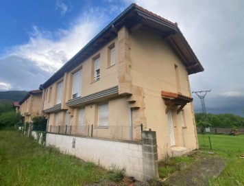 Edificio en Santa María de Cayón