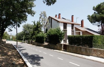 House 6 Bedrooms in Tona