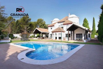 House 4 Bedrooms in Parque del Cubillas