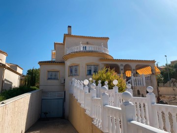 House 5 Bedrooms in Castalla