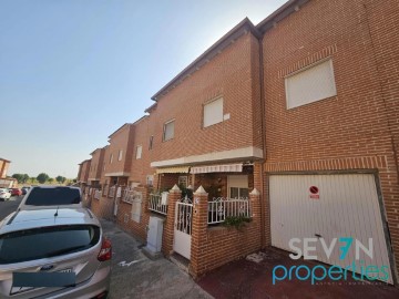 House 4 Bedrooms in Chozas de Canales