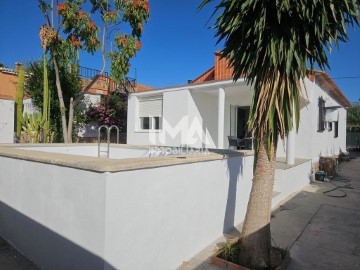 House 3 Bedrooms in Montesol