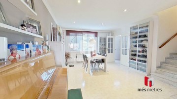 House 4 Bedrooms in Feliu Vila