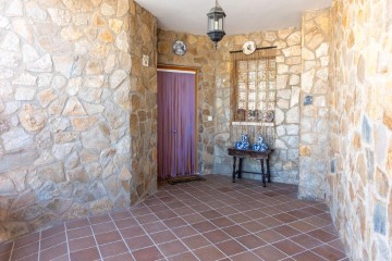 House 4 Bedrooms in Hernan-Valle