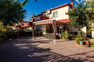 House 4 Bedrooms in Ogíjares