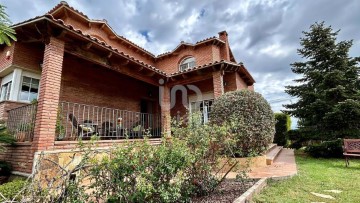 House 4 Bedrooms in Parets del Vallès