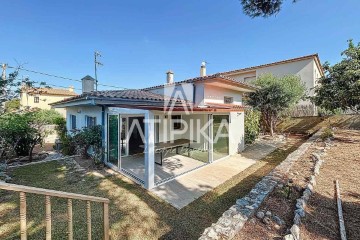 House 3 Bedrooms in Mas d'En Serra-Els Cards