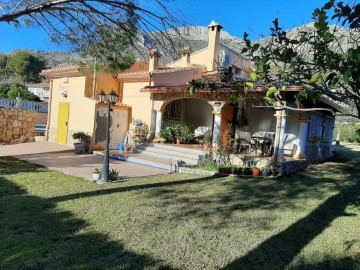 House 4 Bedrooms in La Drova