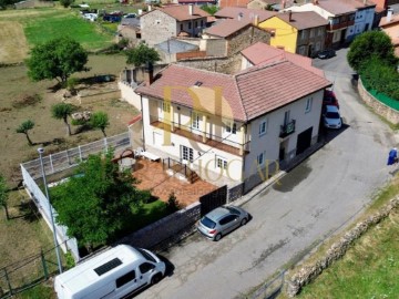 House 4 Bedrooms in Candanedo de Fenar