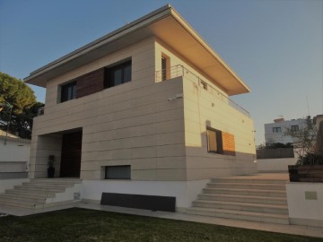 House 4 Bedrooms in Lluminetes