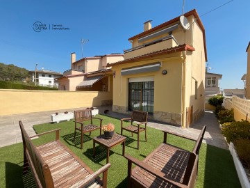 House 4 Bedrooms in Sant Andreu de la Barca