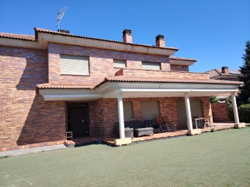 House 4 Bedrooms in Los Chaparrales