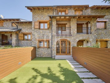 House 5 Bedrooms in Masella