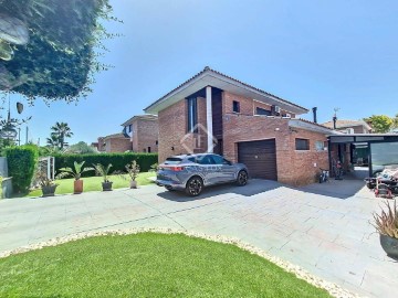 House 4 Bedrooms in L'Aragai - Prat de Vilanova