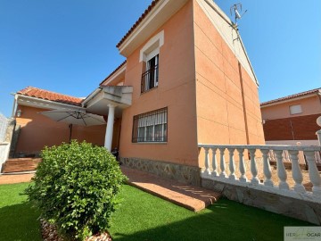 House 4 Bedrooms in Nambroca