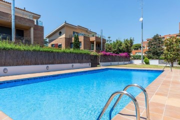 House 5 Bedrooms in Alella Centro