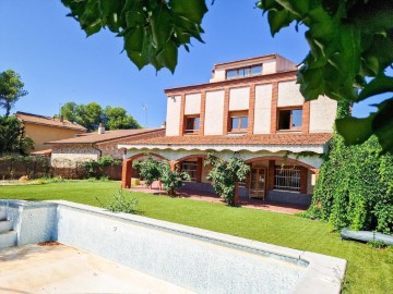 House 6 Bedrooms in Castellnou de Bages