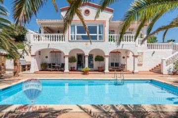 House 4 Bedrooms in Benajarafe