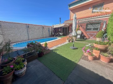 House 4 Bedrooms in Torrejón de Velasco