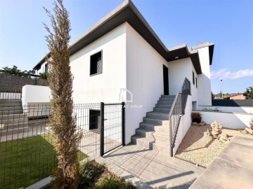 House 4 Bedrooms in Banyoles