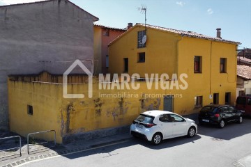 House 4 Bedrooms in Tona