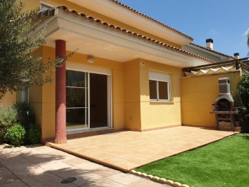 House 4 Bedrooms in Urb. Sta. Bárbara