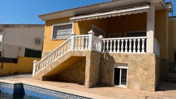 House 4 Bedrooms in La Loma