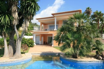 House 4 Bedrooms in La Arnella