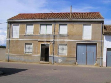 House 4 Bedrooms in Veguellina de Fondo