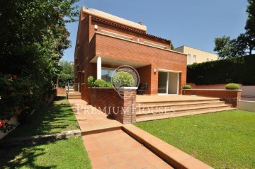 House 4 Bedrooms in Alella Centro