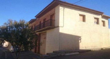 Apartment 4 Bedrooms in La Puebla de Híjar