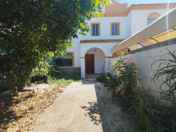 House 4 Bedrooms in Sanlúcar la Mayor