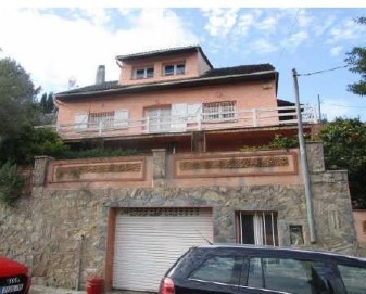 House 5 Bedrooms in Raval Parruca