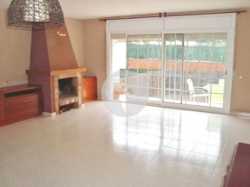 House 3 Bedrooms in Llinars del Vallès