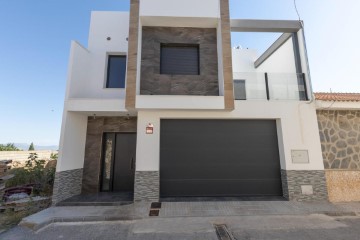 House 4 Bedrooms in Escúzar