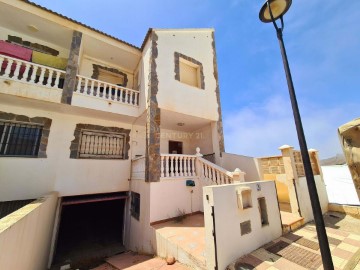 House 3 Bedrooms in Balanegra