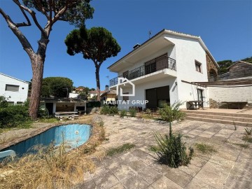 House 4 Bedrooms in Palafolls