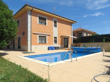 House 4 Bedrooms in Onzonilla